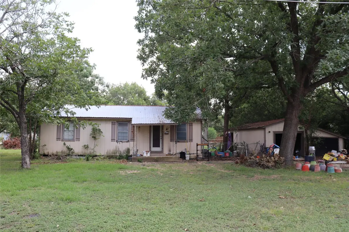 706 W Live Oak St, Lockhart, TX 78644 - #1
