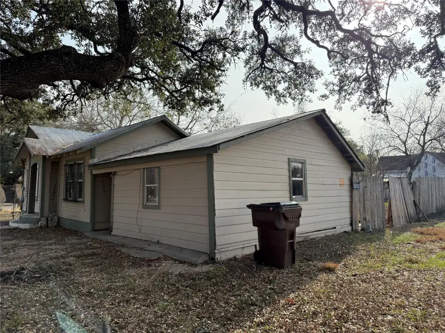 1109 Pecos St, Lockhart, TX 78644 - #3