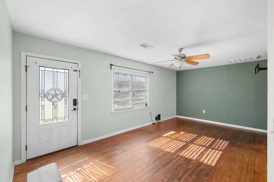 500 N Banks St, Caldwell, TX 77836 - #3