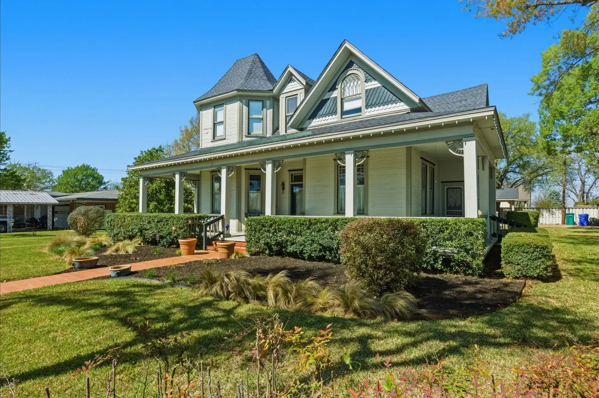 100 W 11th St, Elgin, TX 78621 - #1