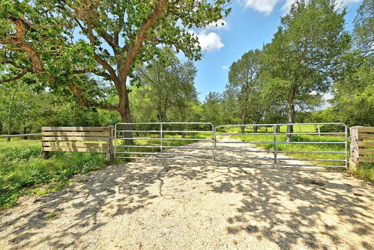 544 Coastal Ln, Luling, TX 78648 - #1