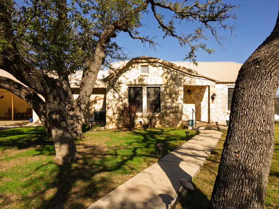 1003 N Ridge St, Lampasas, TX 76550 - Image #2