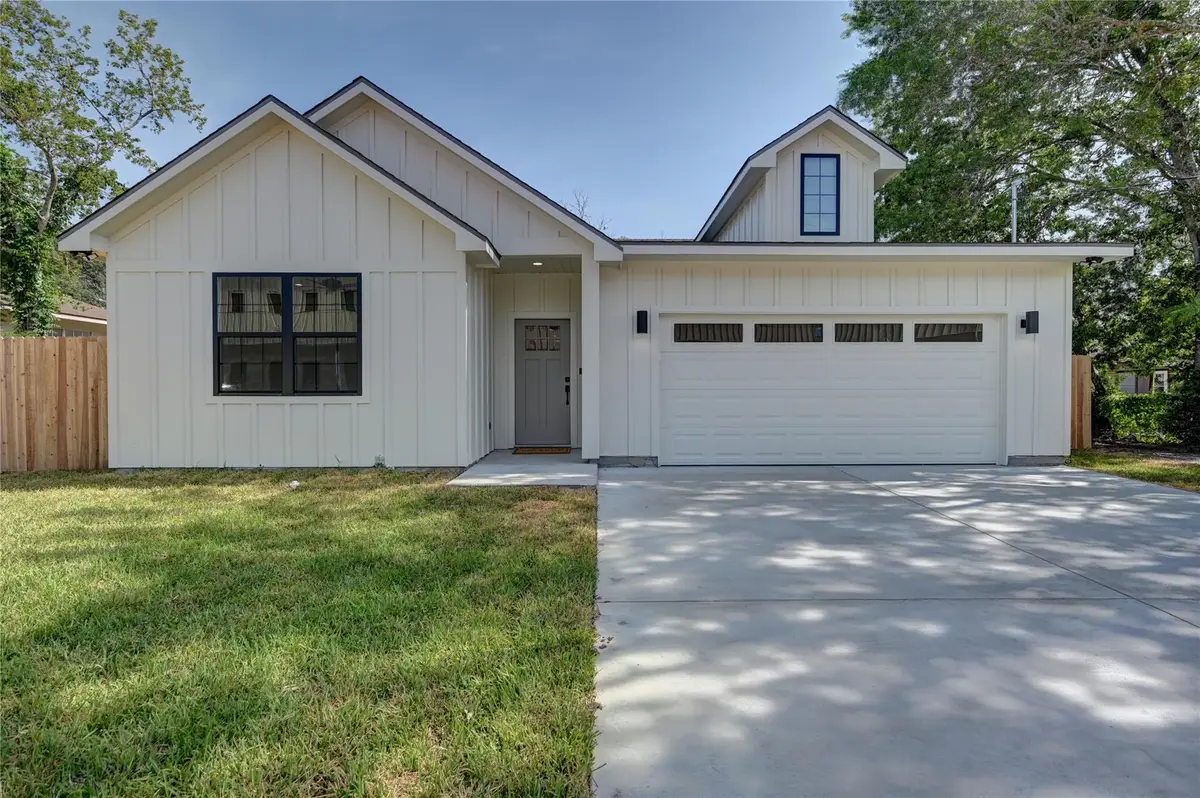 237 E Brenham St, Giddings, TX 78942 - #1