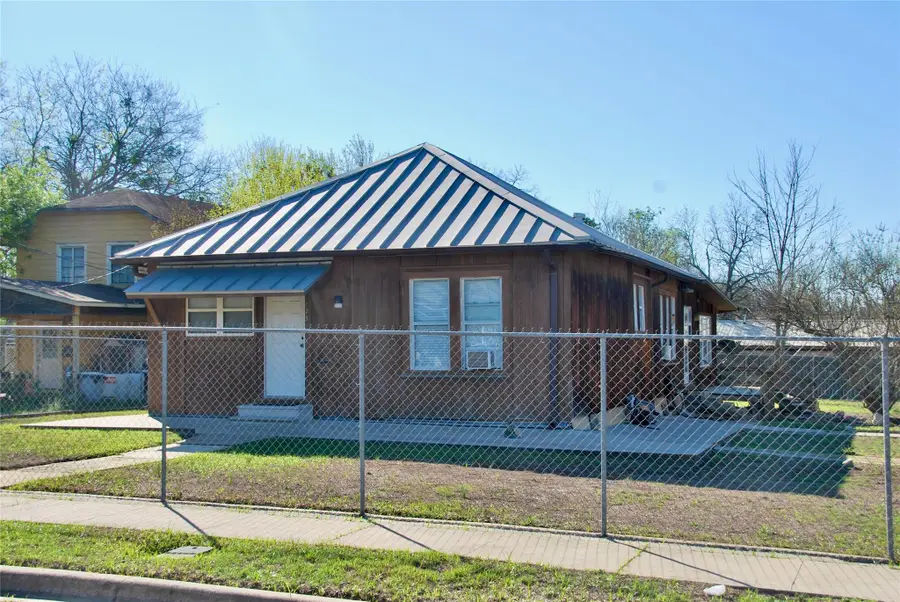 125 W Wallace St, Gonzales, TX 78629 - #2