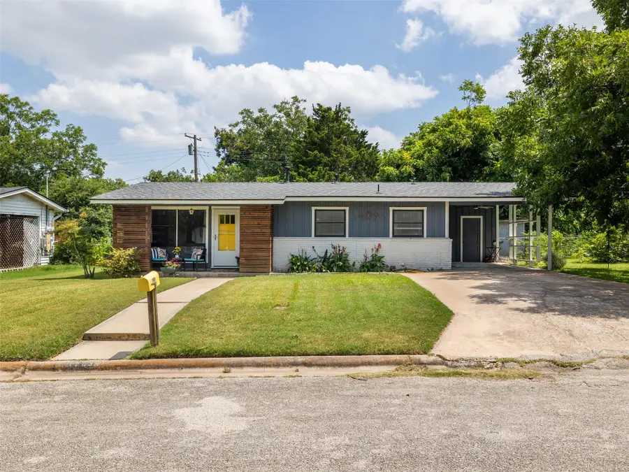 1003 Kirk St, Taylor, TX 76574 - #2