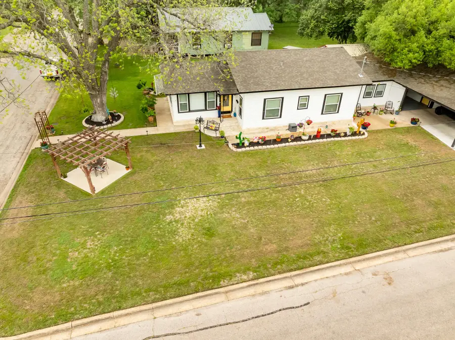 104 N Bright St, Gonzales, TX 78629 - Image #2