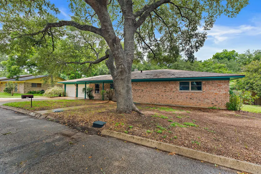 215 Memorial Dr, Luling, TX 78648 - #3