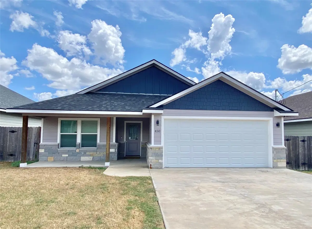 450 S Leon St, Giddings, TX 78942 - #1