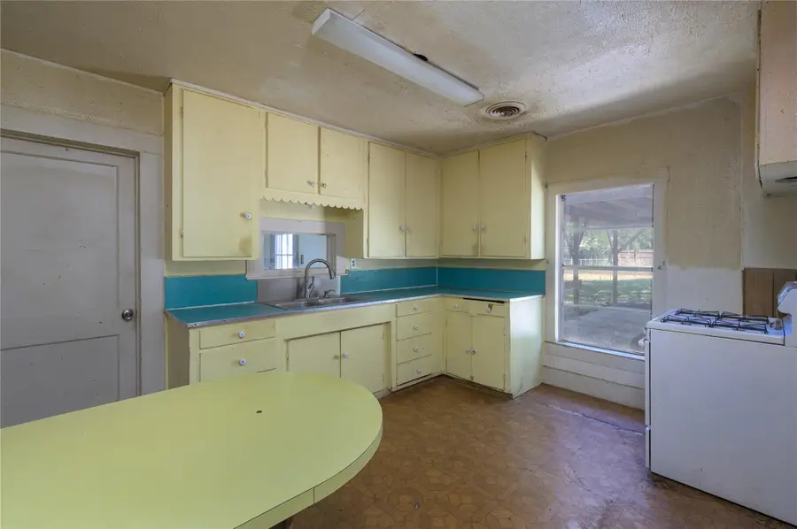 908 Campbell St, Lampasas, TX 76550 - Image #3