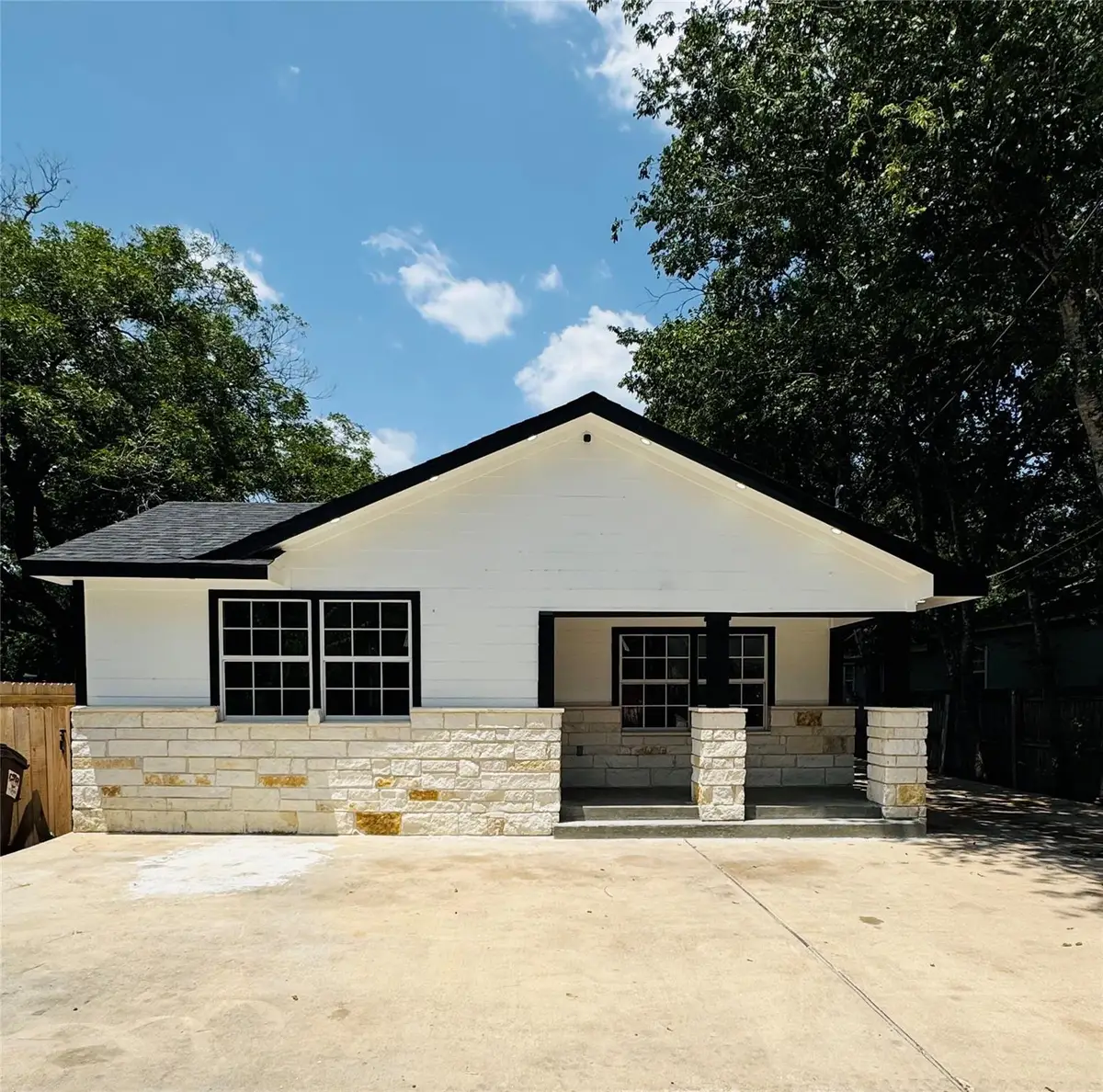 617 Persimmon St, Lockhart, TX 78644 - #1