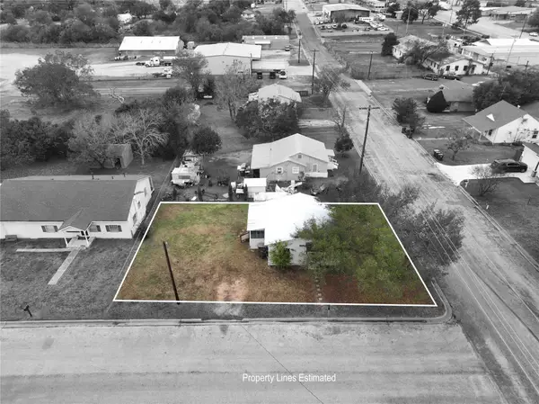 207 S Waco St, Giddings, TX 78942