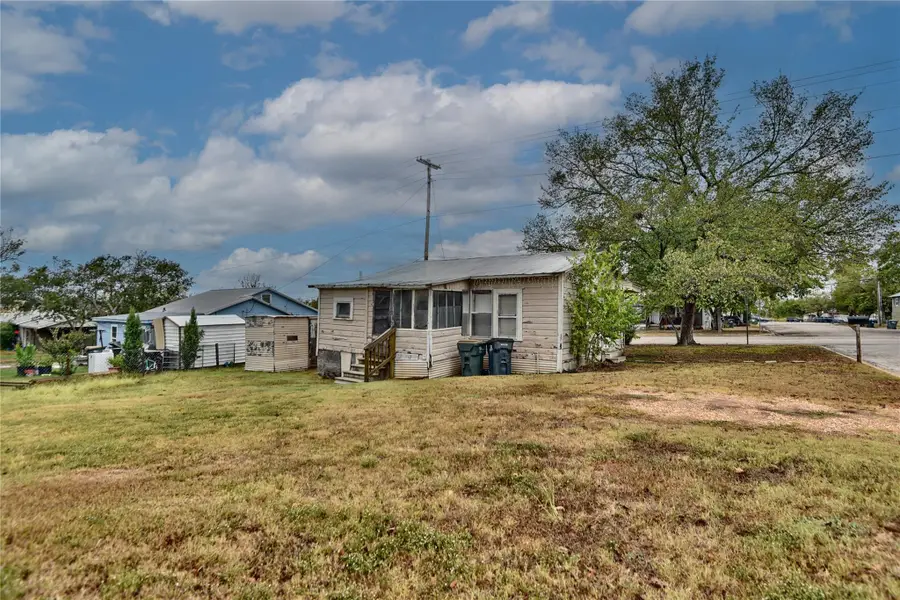 207 S Waco St, Giddings, TX 78942 - Image #2