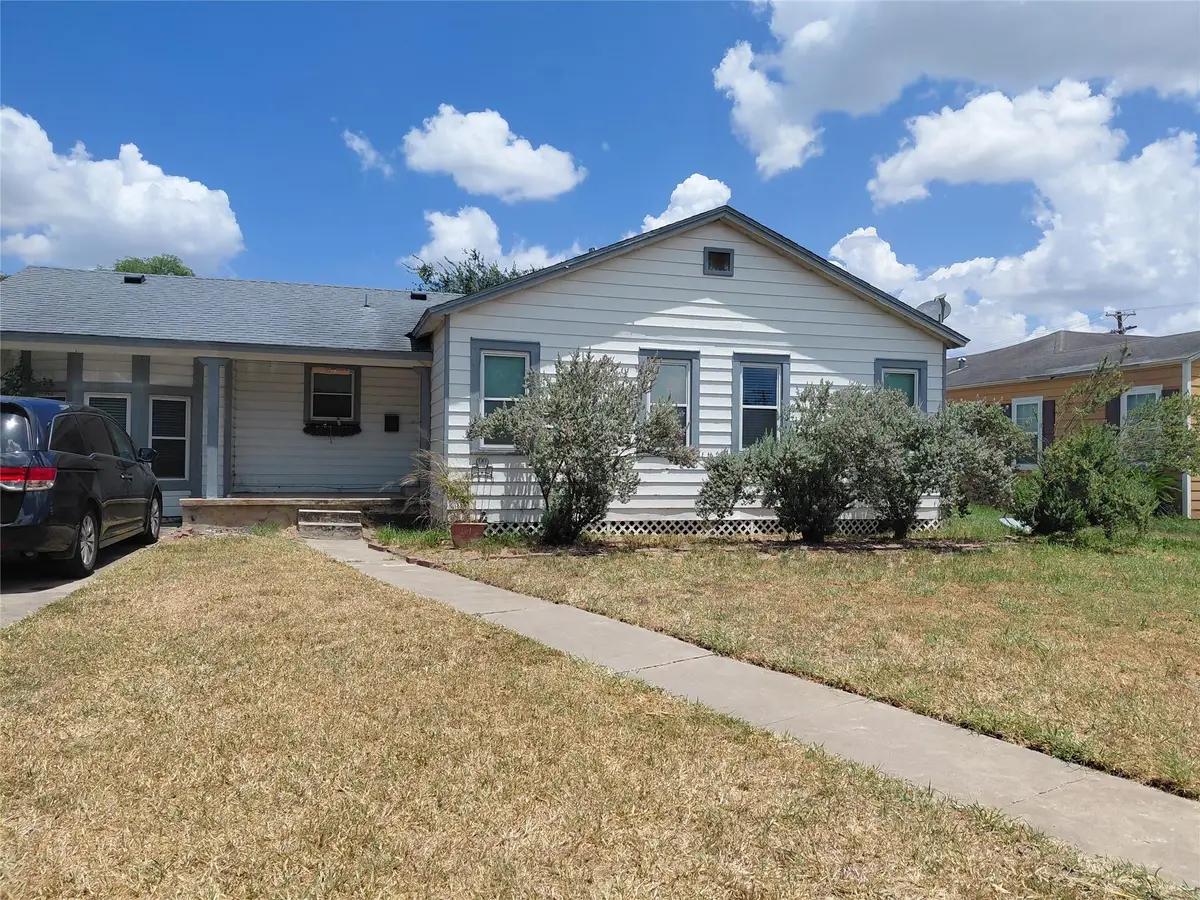 808 W Lee Ave, Kingsville, TX 78363 - #1