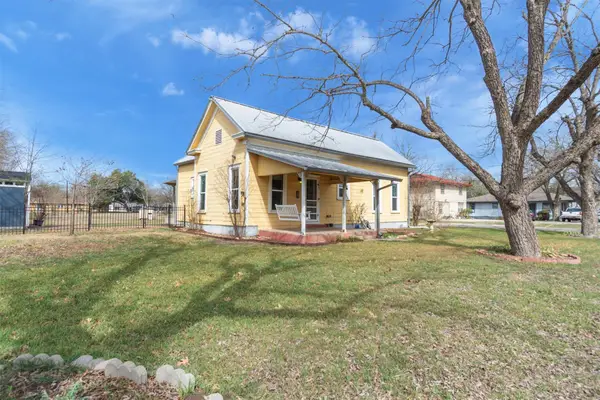 703 Bois D'arc St, Lockhart, TX 78644