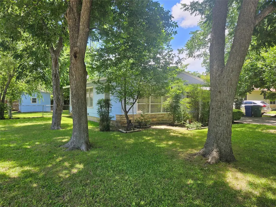 1003 Gilmore St, Taylor, TX 76574 - #2