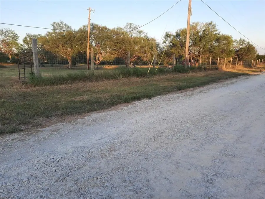 118 Valerie Ln, Dale, TX 78616 - #2