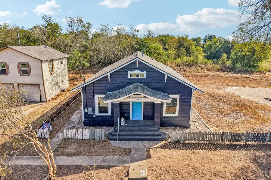 106 N Pear St, Rockdale, TX 76567 - #2