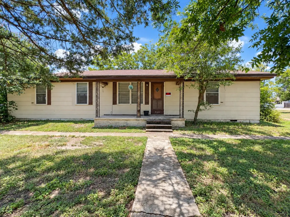 300 Elm S, Cameron, TX 76520 - #1
