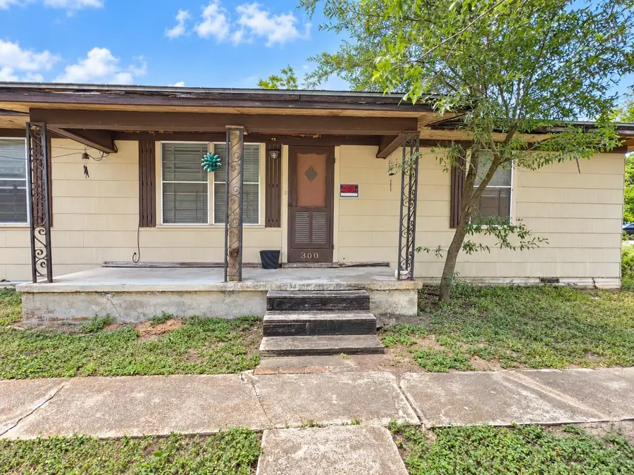300 Elm S, Cameron, TX 76520 - #2