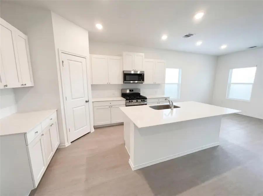 501 Vantage Dr, Hutto, TX 78634 - #2