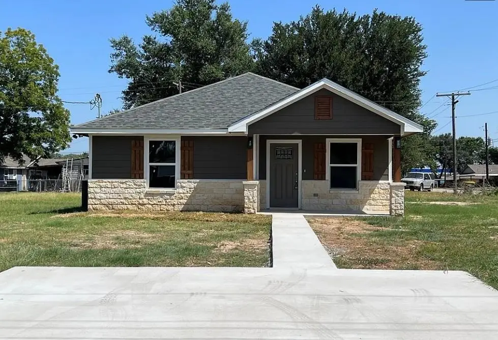 709 W Evans St, Hearne, TX 77859 - #1