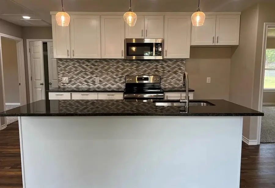 709 W Evans St, Hearne, TX 77859 - #3