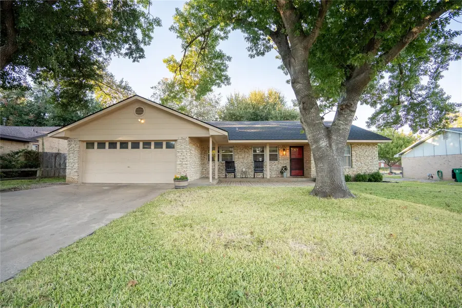 2102 Kent St, Taylor, TX 76574 - Image #2