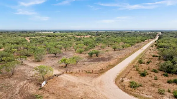 5 Cr 171, Nixon, TX 78140