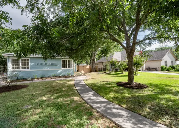 805 Maple St, Lockhart, TX 78644