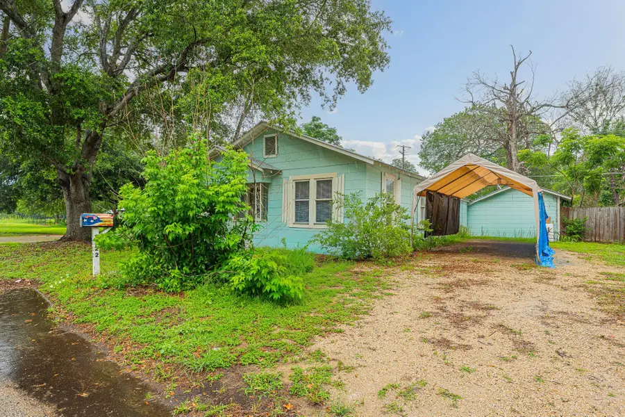 322 Blanco St, Luling, TX 78648 - #2