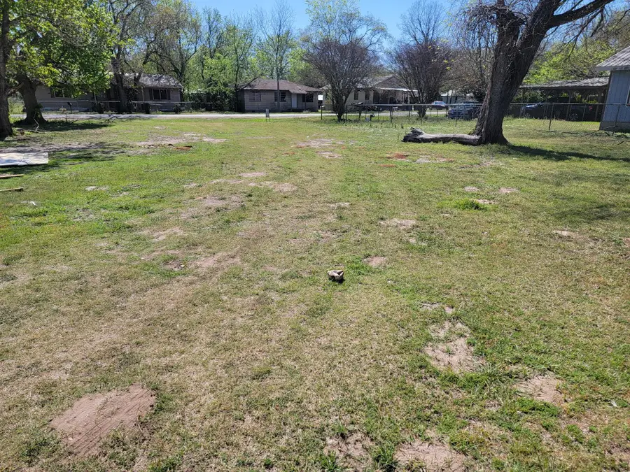 302 A Lee St, Smithville, TX 78957 - #3
