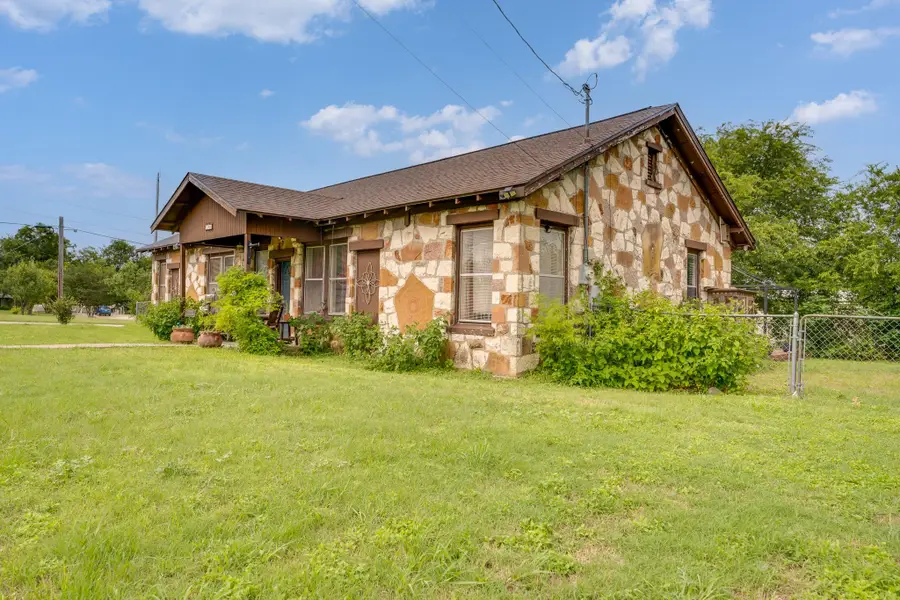 204 Brewster Ave, Florence, TX 76527 - #2