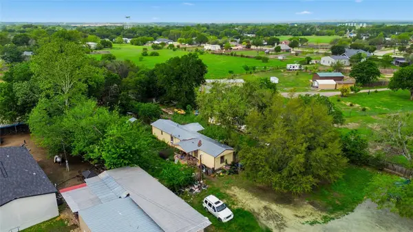 2 Skylark Dr, Martindale, TX 78655