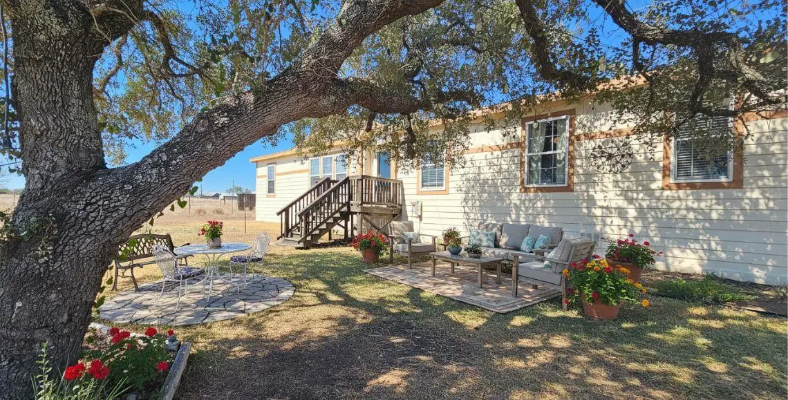 401 High Ridge Meadows Dr, Gonzales, TX 78629 - Image #1