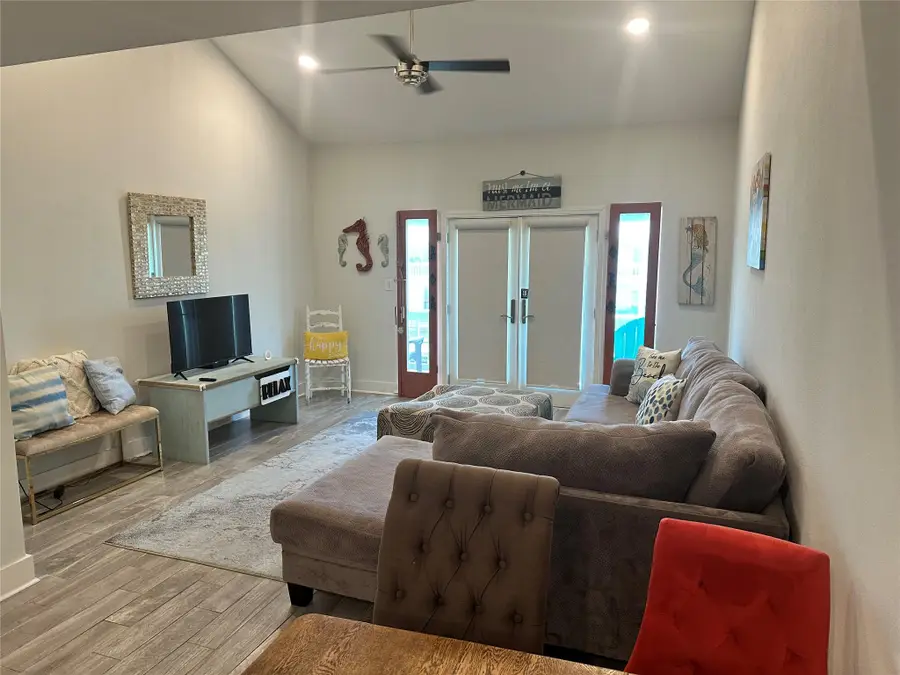 611 Lauderdale Dr, Rockport, TX 78382 - #3