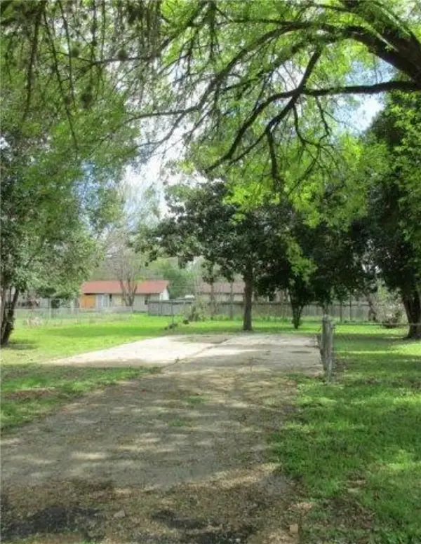 302 Linda Dr, San Marcos, TX 78666