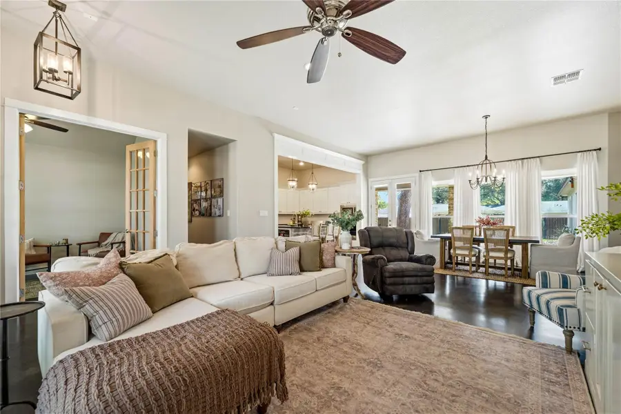 802 Wilkes St, Smithville, TX 78957 - #3