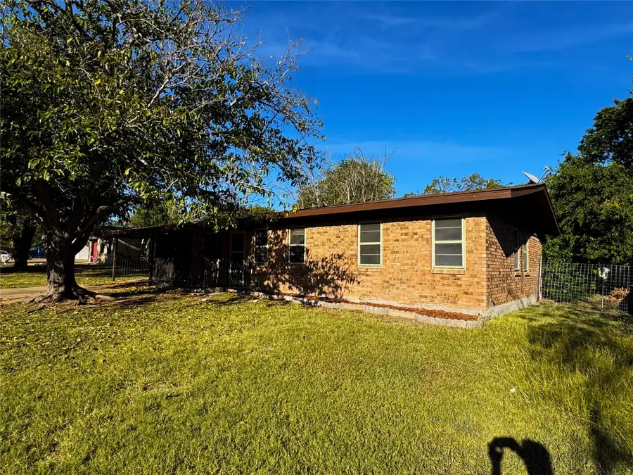 305 Highland Dr, Burnet, TX 78611 - #2