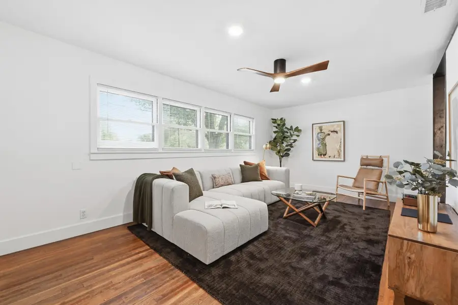 820 Bois D'arc St, Lockhart, TX 78644 - #2