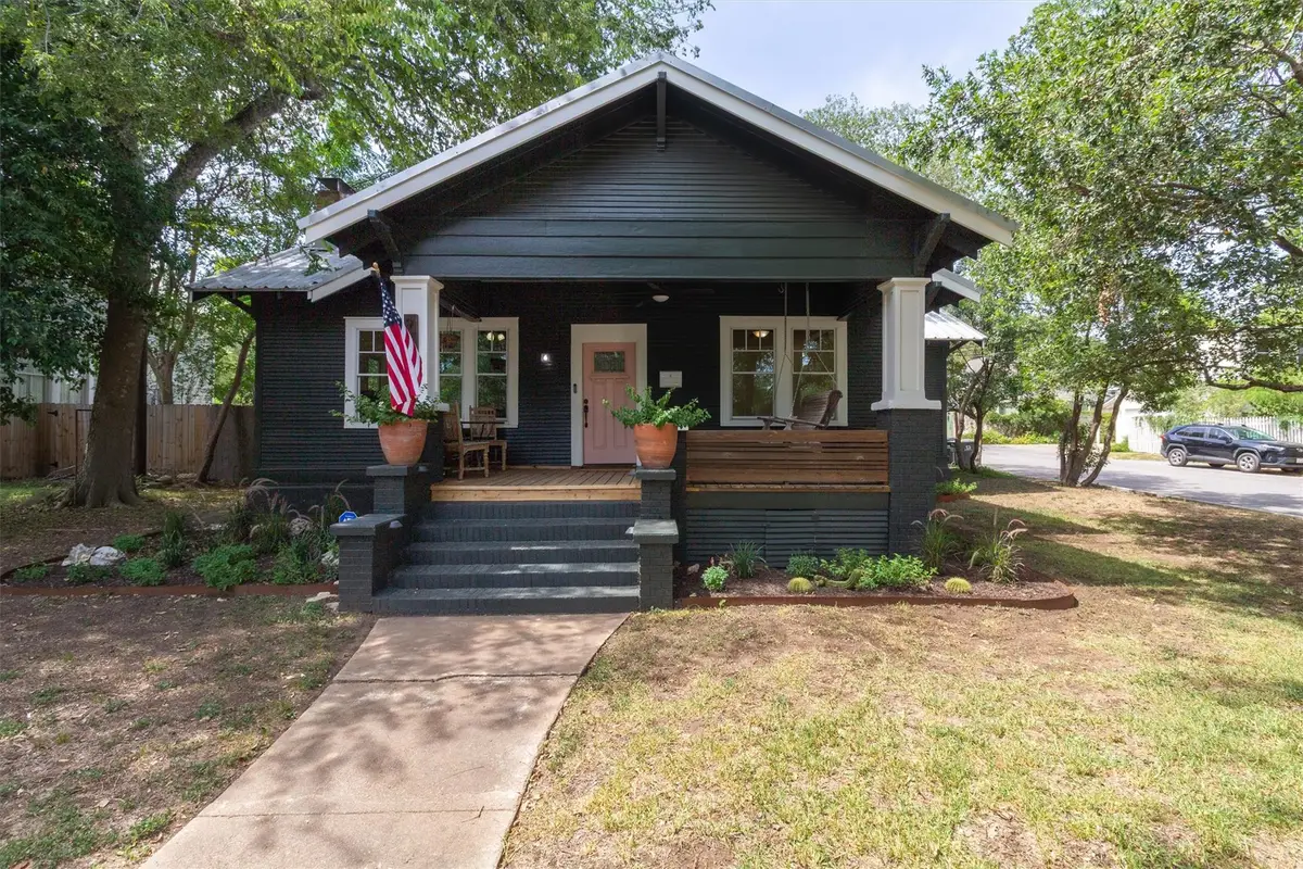 902 W Hopkins St, San Marcos, TX 78666 - #1