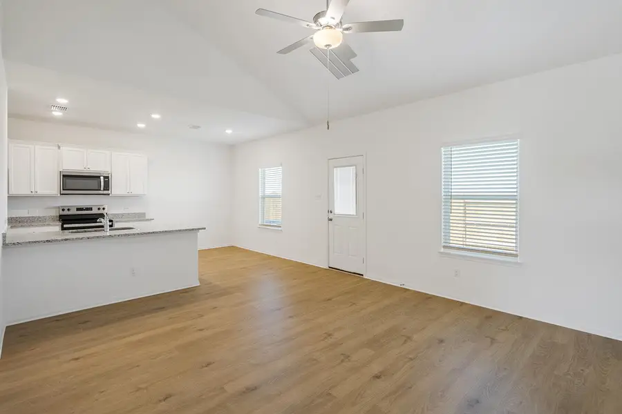 137 Desert Hare Dr, Jarrell, TX 76537 - #2