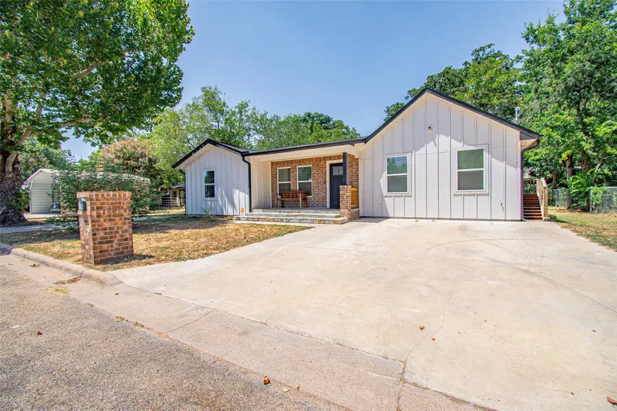 1704 N Hoover Ave, Cameron, TX 76520 - #2