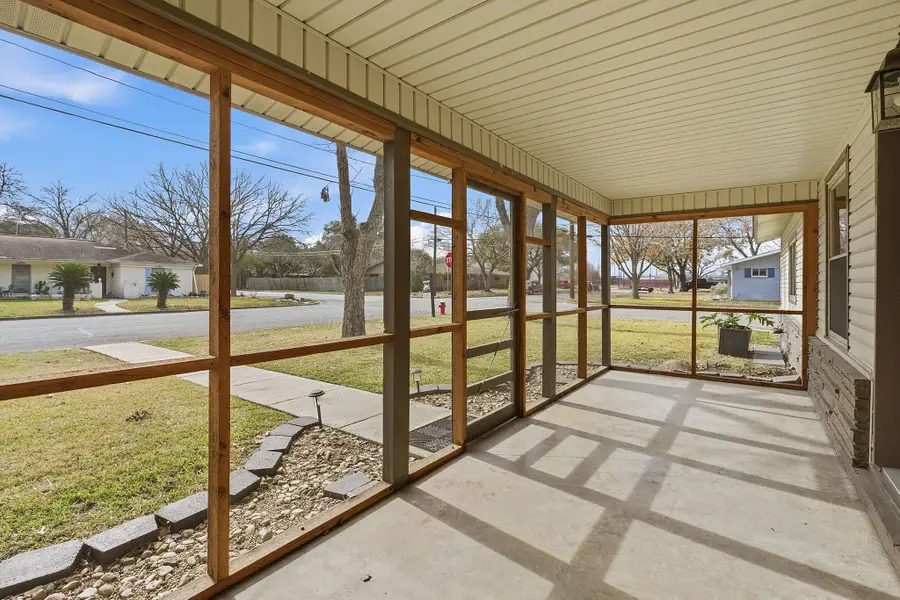 811 Nixon St, Lockhart, TX 78644 - #2