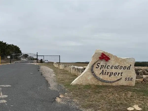712 Coventry Rd, Spicewood, TX 78669