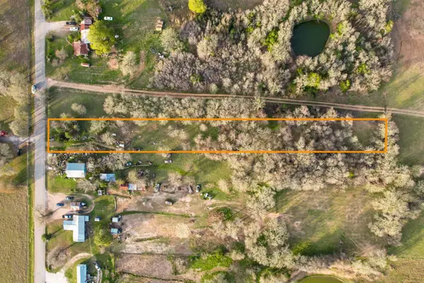 269 Old Lake Rd, Smithville, TX 78957