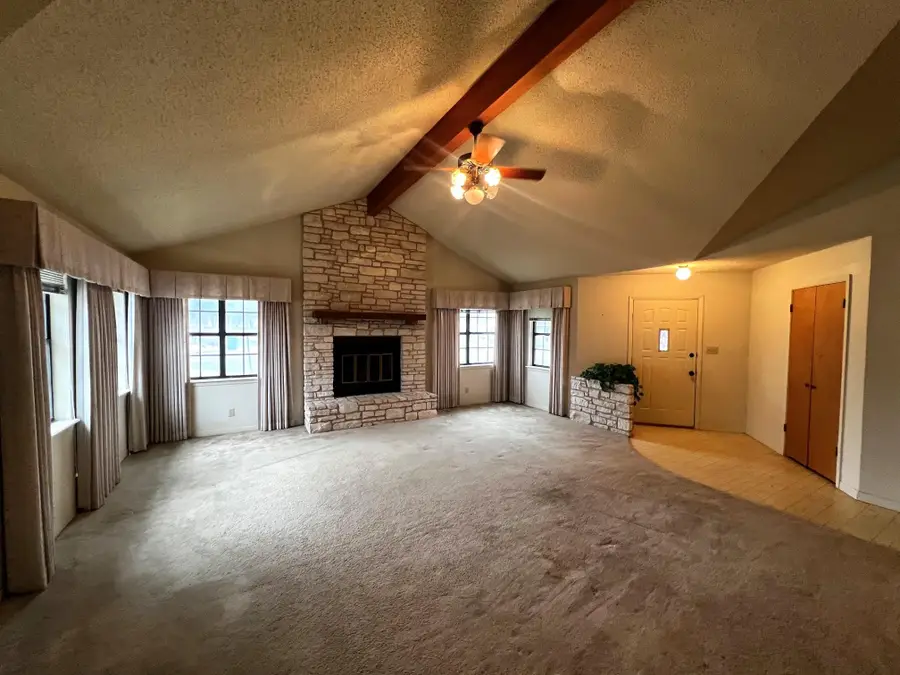 180 Steven Ct, La Grange, TX 78945 - #2