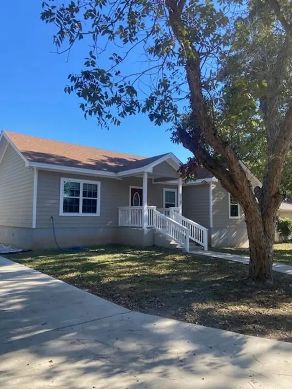 112 Palmo Dr, Luling, TX 78648