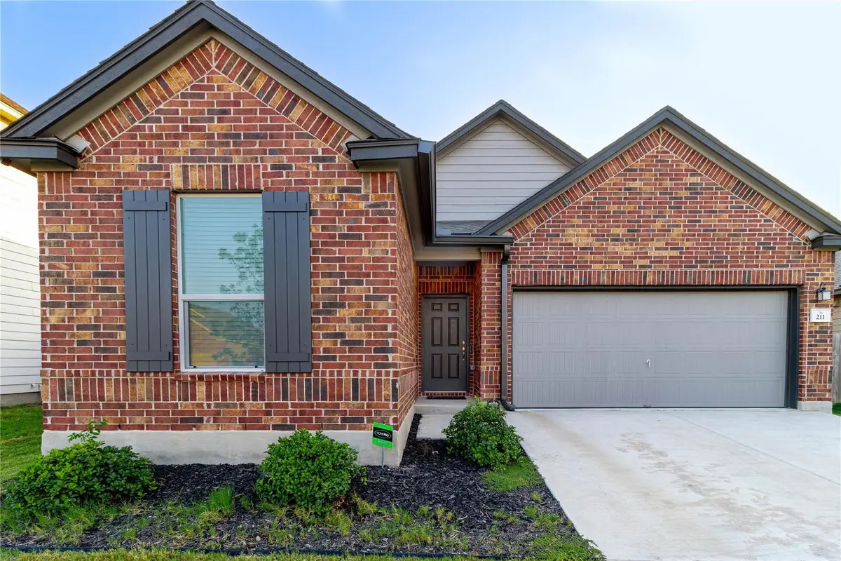 211 Summit Dr, Lockhart, TX 78644 - Image #1