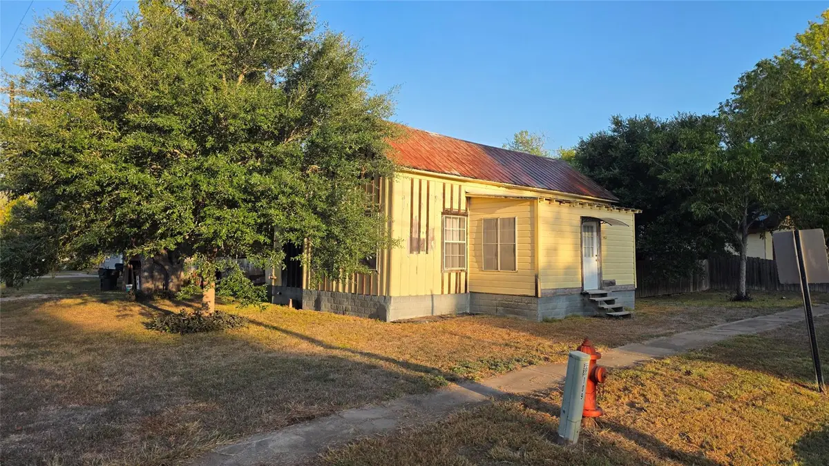 401 N Pecan St, Moulton, TX 77975 - #1