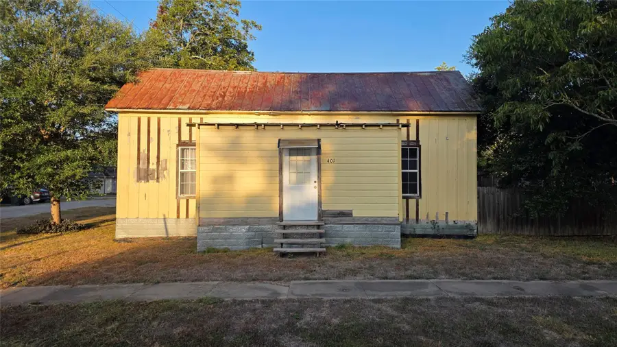 401 N Pecan St, Moulton, TX 77975 - #2